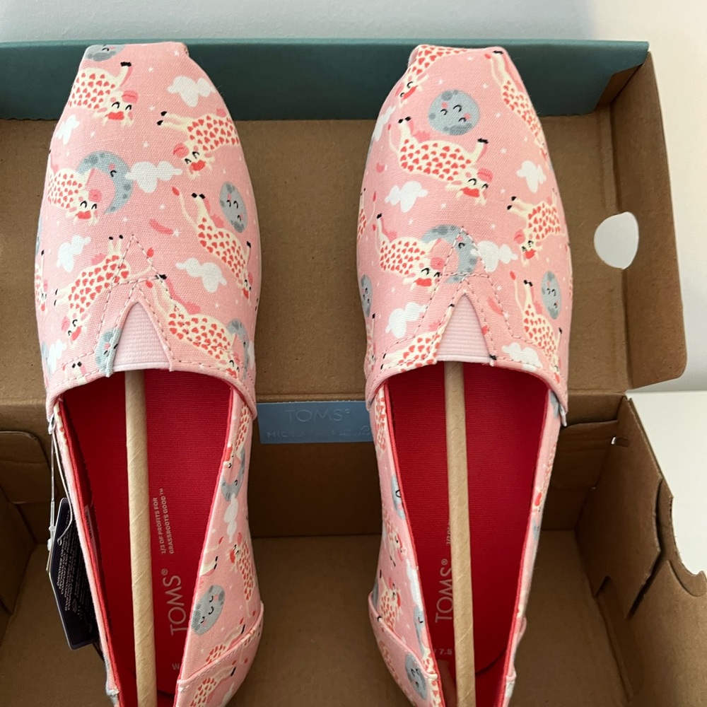Toms “Blossom Over the Moon”, in Size 7.5.